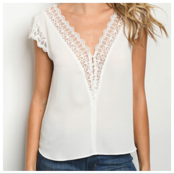 ShopEvelynne Tops - ✨LAST ONES✨LACE TRIM PRETTY TOP